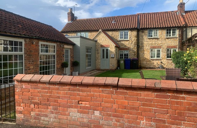 FARRIERS COTTAGE, pet friendly, country holiday cottage in Ingham