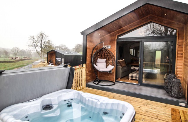 Fawns Rest - a cabin that sleeps 4, 1 bedroom, sofabed, hot tub