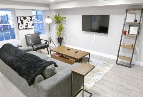 Federalist Style Rowhouse sleeps 4 with parking