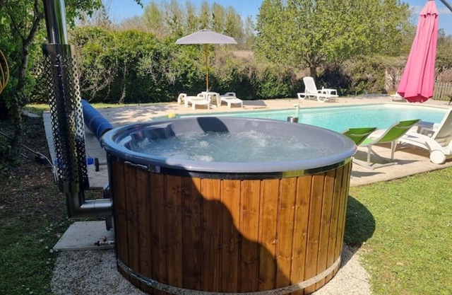 'Felicia' 2 Bedroom Family Gite with Shared Hot Tub & Swimming Pool