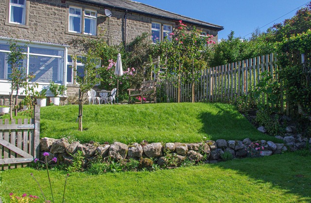 FELLSIDE, pet friendly, character holiday cottage in Appletreewick