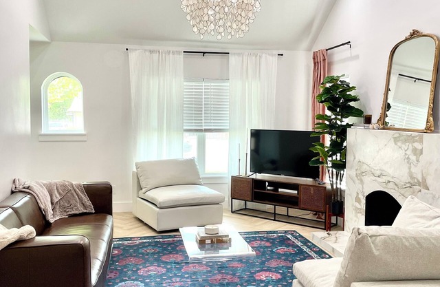 Females Only! Modern Private Bed & Bath 5 min from Downtown Fort Worth