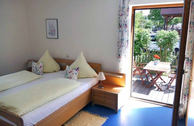 Ferienwohnung mit möblierter Holzterrasse