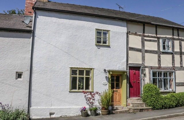 FERN HOUSE, pet friendly, character holiday cottage in Leintwardine
