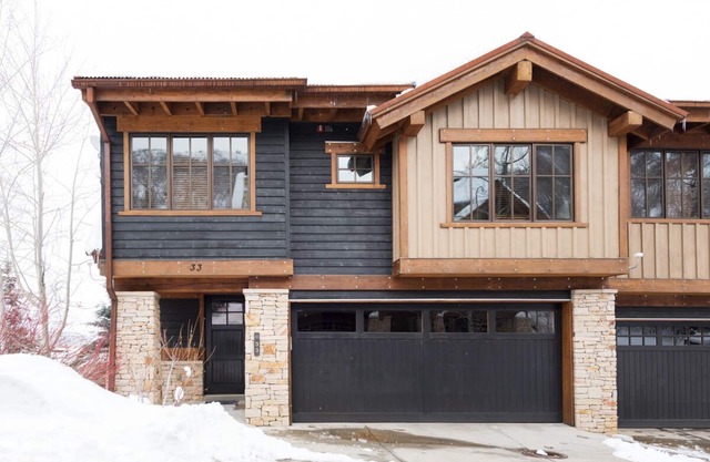 Festive Dates Open! Cottage with Ski-in/Ski-out Access, Fireplace and Hot Tub!