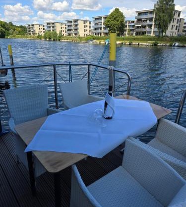 Festliegende Wohnboote Marina Niederhavel