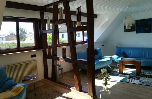 FeWo mit Bildern von heimischen Künstlern, Balkon und WLAN