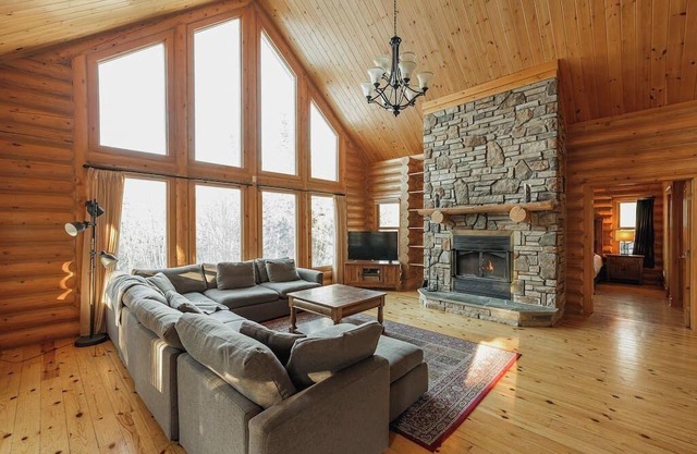 Fiddler Lake Resort Chalet + Private Pool & Spa