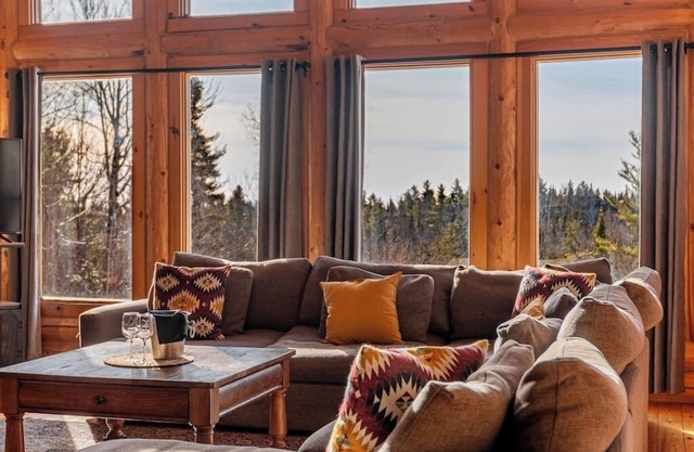 Fiddler Lake Resort Chalet + Private Jacuzzi