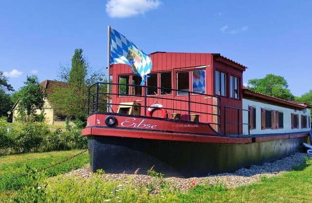 Filmschip "Erbse" - buitengewoon woonboot op het land