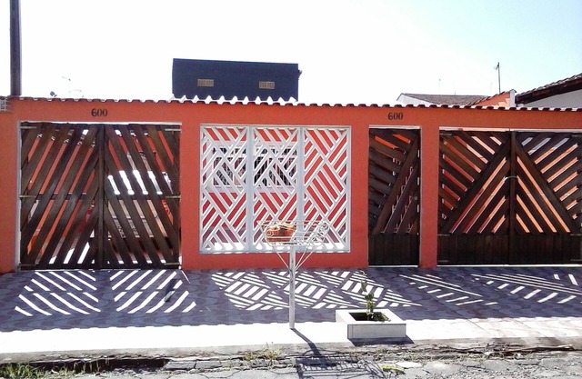 Fine House in Mongaguá Seasonal Close to the Beach and next to the shopping center