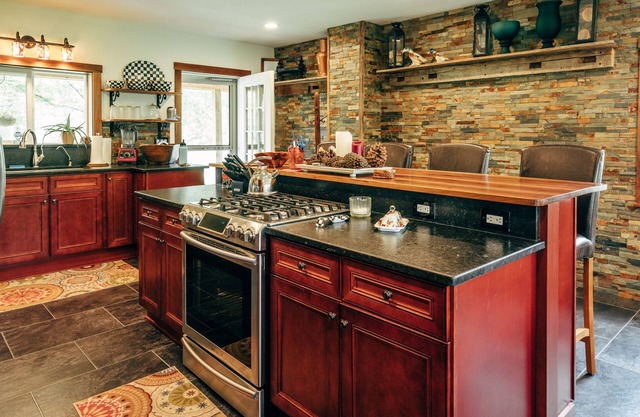 Fingerlakes Farmhouse on Seneca Lake and Cayuga Lake Wine Trails Sleeps 4