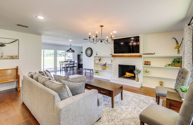 Fire Pit & Grill: Tyler Home on 5 Acres!