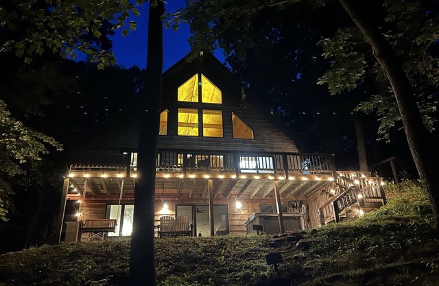 Fire pit! Hot tub! Game room! Kayaks!