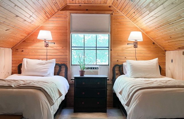 Firefly Cottage - 11 acres & 3 miles to Kyle's Landing - Buffalo River