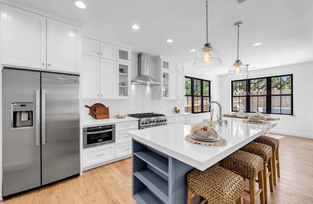 Firefly: Luxury w/pool, boat slip, sports court