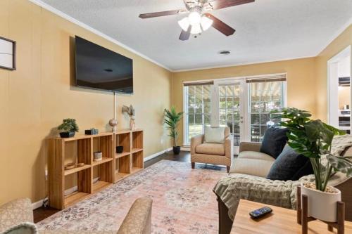 Firepit & Patio- Mins to Dining- The Vaughnique