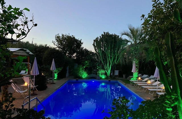 "Fish Cottage" with garden, swimming pool and spa hot tub