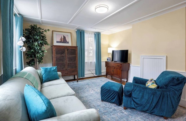 Fish & Ships on Canal: Steps to Ocean, Blvd, Park