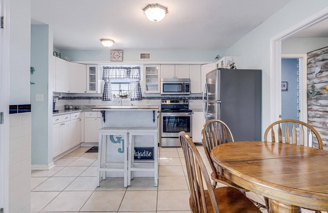 Fisherman's Inn 2 Bedroom Home by RedAwning
