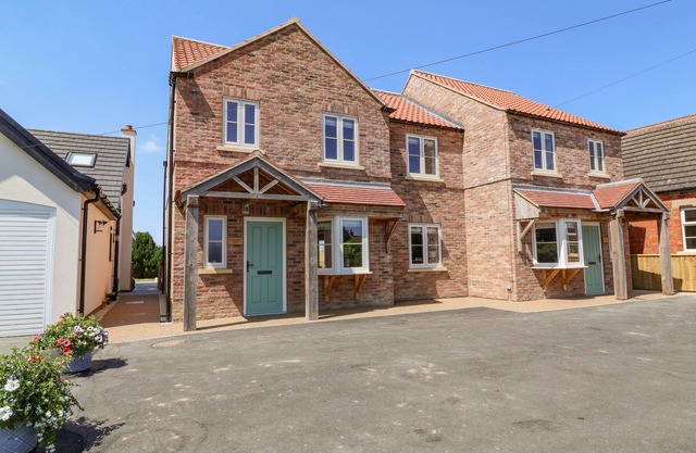 FISHERMANS LODGE, pet friendly, with a garden in Wilberfoss