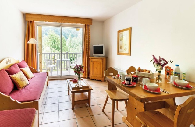 Fitness, swimming pool, sauna, hammam, terrace, balcony, parking, tv, ski locker, 65m²