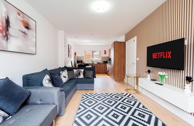 Five Minute Walk To Basingstoke Hospital Contractors Welcome 5-Bedroom Townhouse Great Location