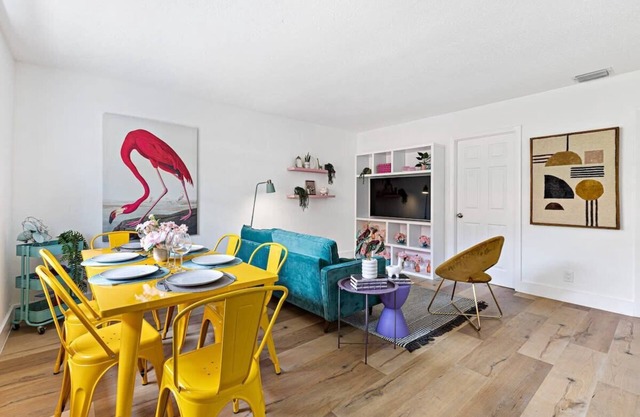 Flamingo Escape: Bright 2BR Near Riverside Beach