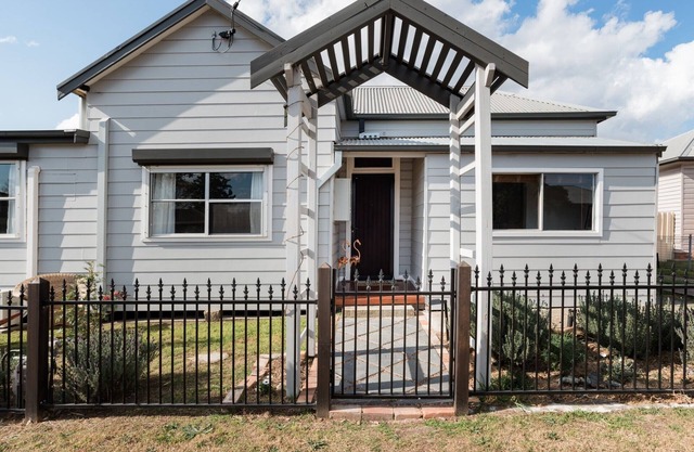 Flamingo House - 7 mins to Pokolbin wineries, dog friendly, fully fenced