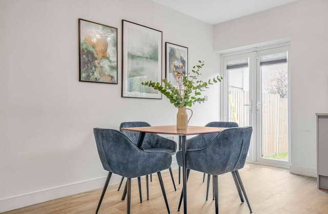 Flat 100 · Stylish West London Oasis ~ Workspace ~ Long Stays