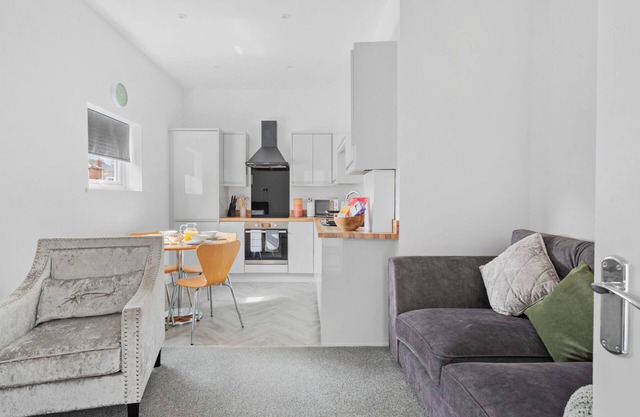 Flat 2 - Lovely apartment close to shops and public transport.