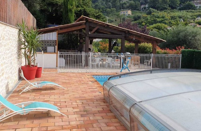 Flat 3 rooms on the ground floor in villa with pool
