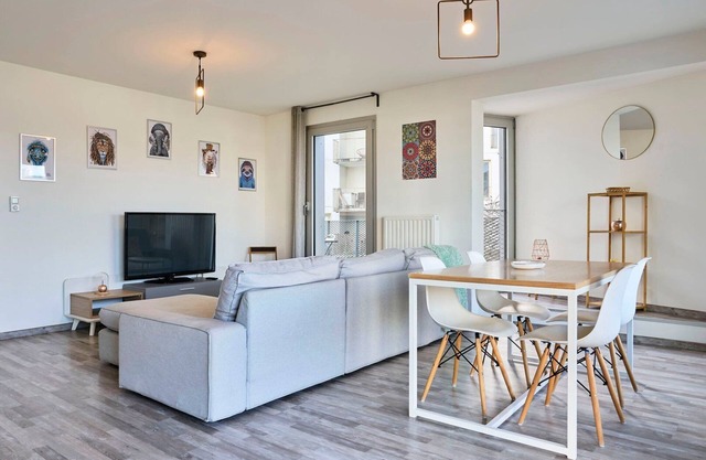 Flat close to the metro & 2 balconies