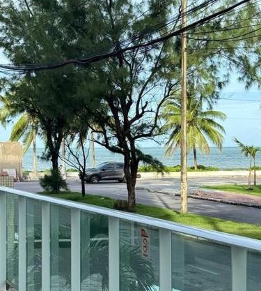 Flat com sacada na quadra do mar