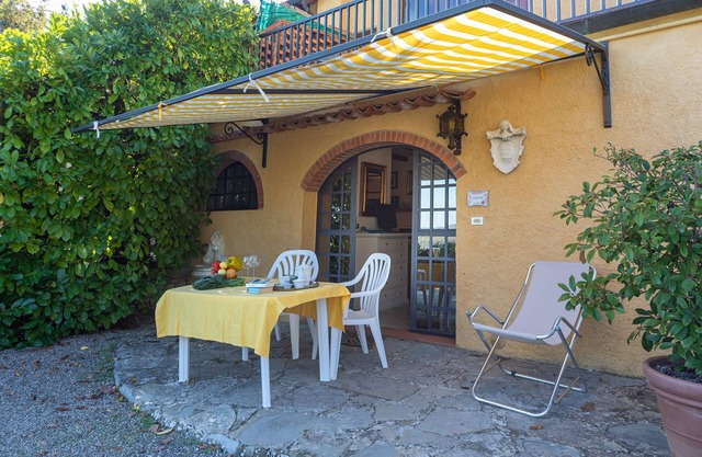Flat in San Donato, Chianti, Tennis court,pool,barbecue,village walk distance,D5