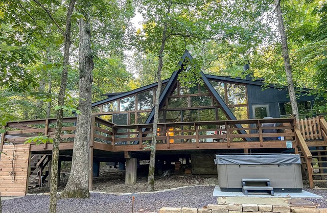 FLAT, Lakefront chalet; Hottub, Playground, Firepit, Wifi, and more!