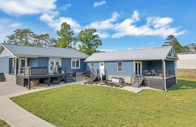 FLAT Lakefront Home at Summer Breeze w/Private Dock & Kayaks & Paddle Boards