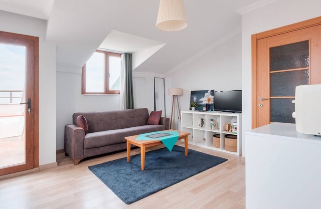 Flat w Terrace 4 min to Pelican Mall