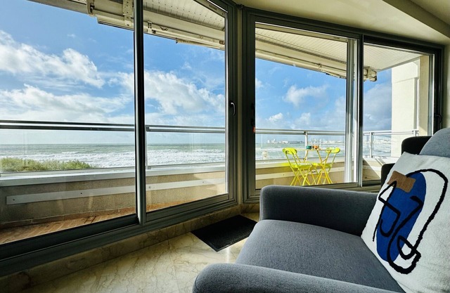 Flat with breathtaking views over the Bay of Les Sables