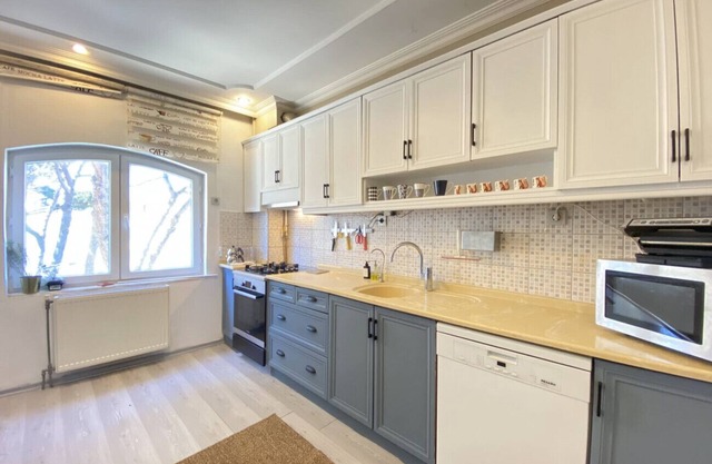Flat with Bosphorus View and Backyard in Uskudar