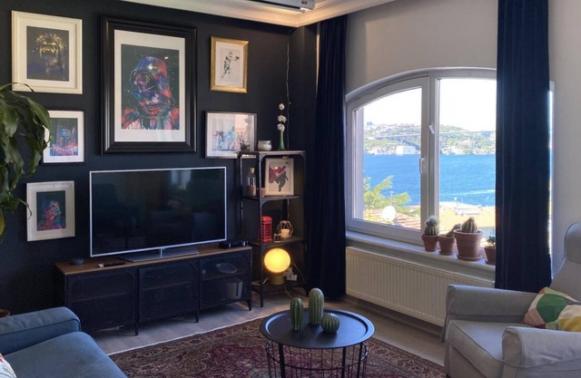 Flat with Bosphorus View and Backyard in Uskudar