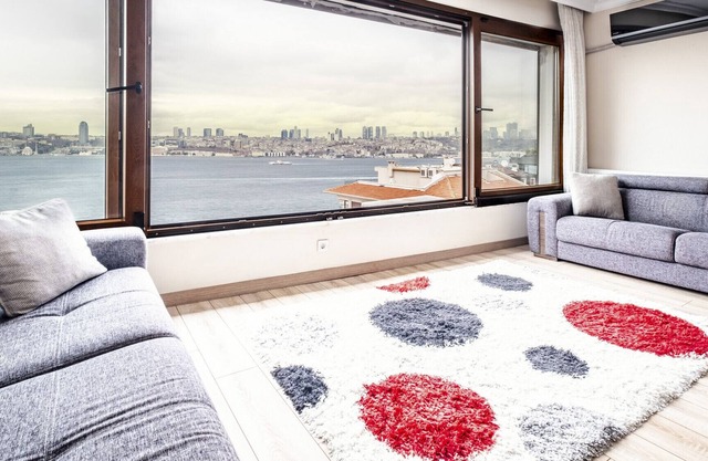 Flat with Sea View near Uskudar Ferry Station