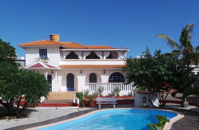 Flic En Flac: Luxurious villa with heated pool in a residential area