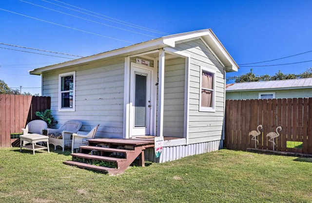 Flirty Flamingo' Studio: 1 Mi to Canyon Lake