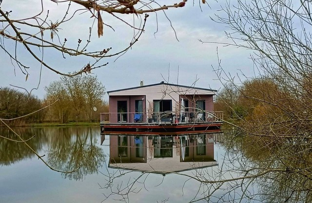 FLOATING HOUSE, POOL, HAMMAM, SAUNA, BALNEO