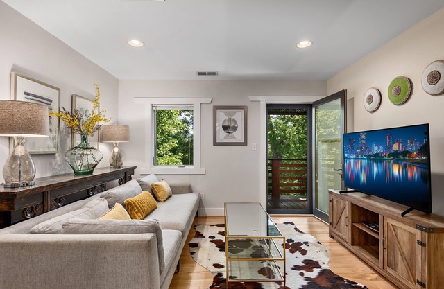Floating in a forest with mountain views - minutes to downtown, Biltmore & shops
