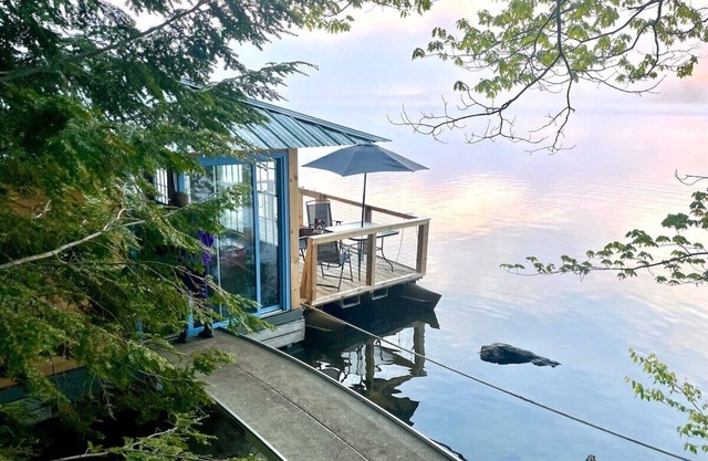 Floating Island Cabin Private Pet-Friendly Retreat