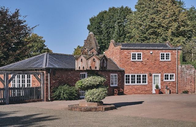 Flock Cottage - a cottage that sleeps 8 guests in 4 bedrooms