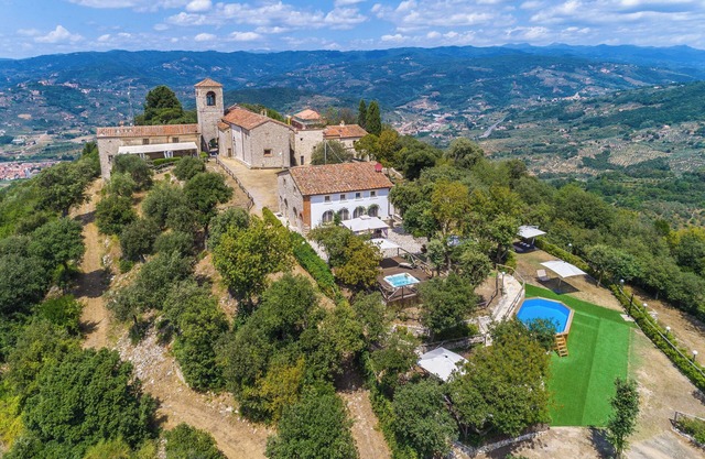 Florence & Tuscany. Pool, jacuzzi, parking and. relax