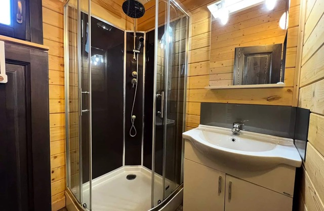 Flower Camping du Lac de la Seigneurie * - Chalet CONFORT Monia 27 m2 (2 bedrooms) + covered terrace of 10m2 + reversible air conditioning 5 people